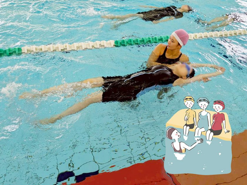 助産師さんにサポートされながらプールの水面で伸びをする妊婦さん